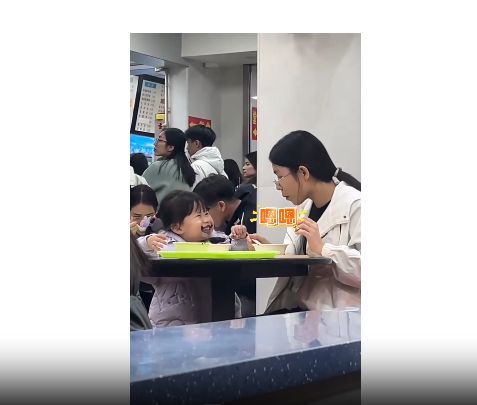 芝麻糊长出一脸“胡子”秒变 “小张飞”PG麻将胡了模拟器哈哈！太逗啦！萌娃吃(图3)