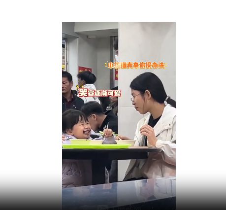 芝麻糊长出一脸“胡子”秒变 “小张飞”PG麻将胡了模拟器哈哈！太逗啦！萌娃吃(图2)