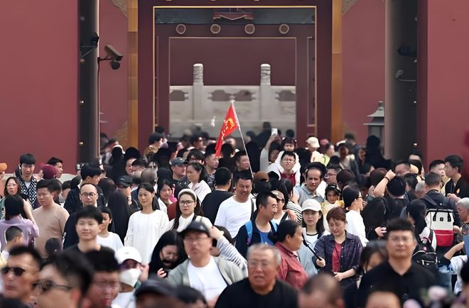 爬长城吃小吃感叹：倒贴钱也不来了麻将胡了辽宁游客五一来北京游故宫(图1)